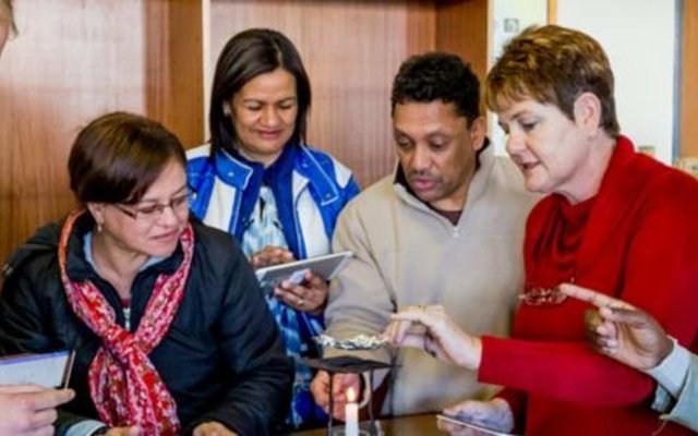 Vlnr is Lourens Bergh, Petronella Pekeur, Charlene Davey, Gareth Duraan, Jolette Bezuidenhout (Laerskool Gansbaai) en Soya Zukiswa. (Foto: Stefan Els)